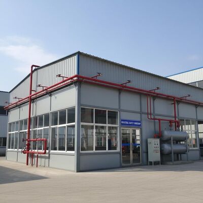 엄격한 산업 안전 표준을 충족하도록 설계된 선택적인 화재 보호 시스템을 포함한 방화 방지 철강 작업장