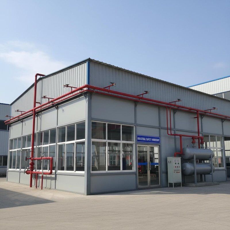 엄격한 산업 안전 표준을 충족하도록 설계된 선택적인 화재 보호 시스템을 포함한 방화 방지 철강 작업장